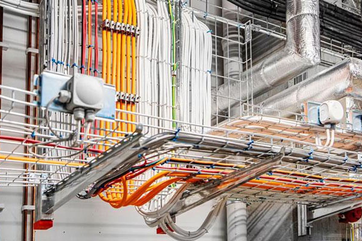 Instalación eléctrica industrial bandeja de cables