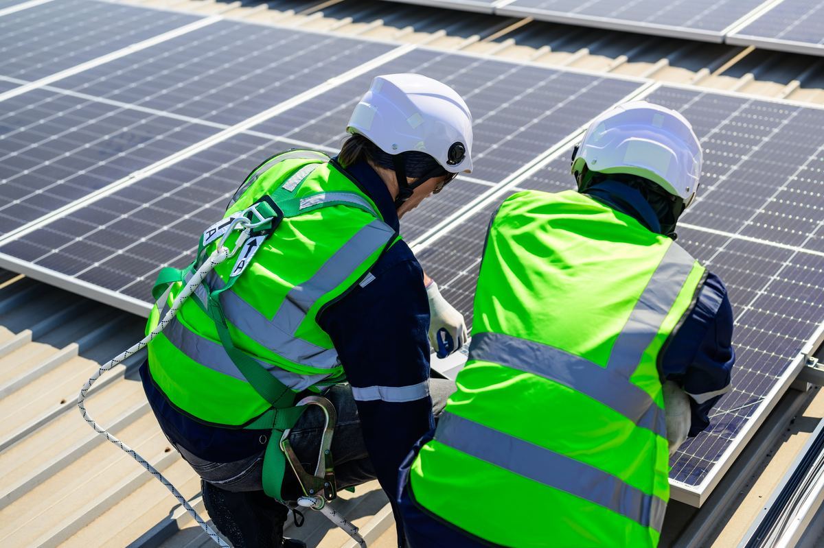 Nuestro equipo trabajando en una instalación solar industrial